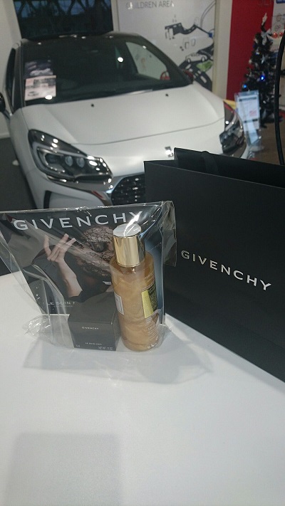 GIVENCHY　